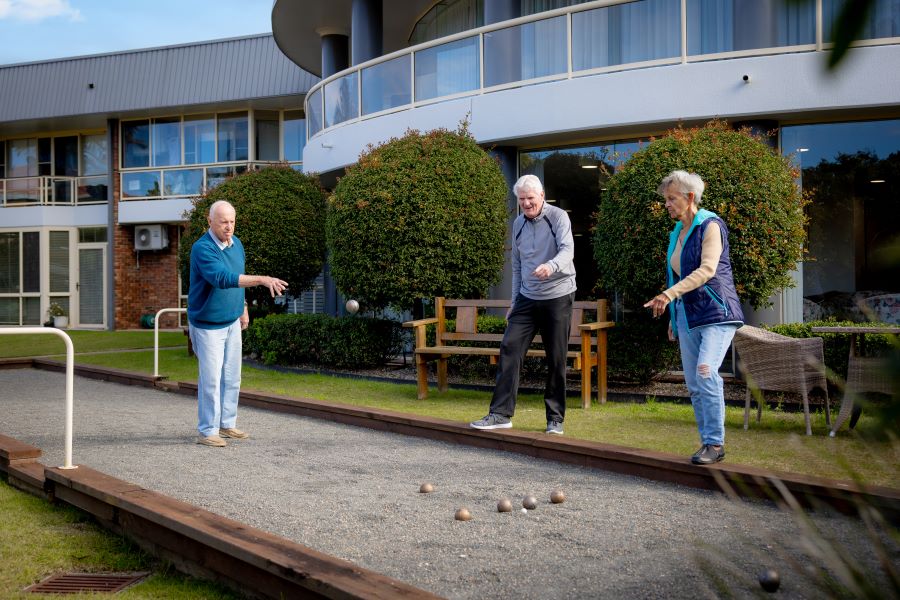 People happily playing petanque